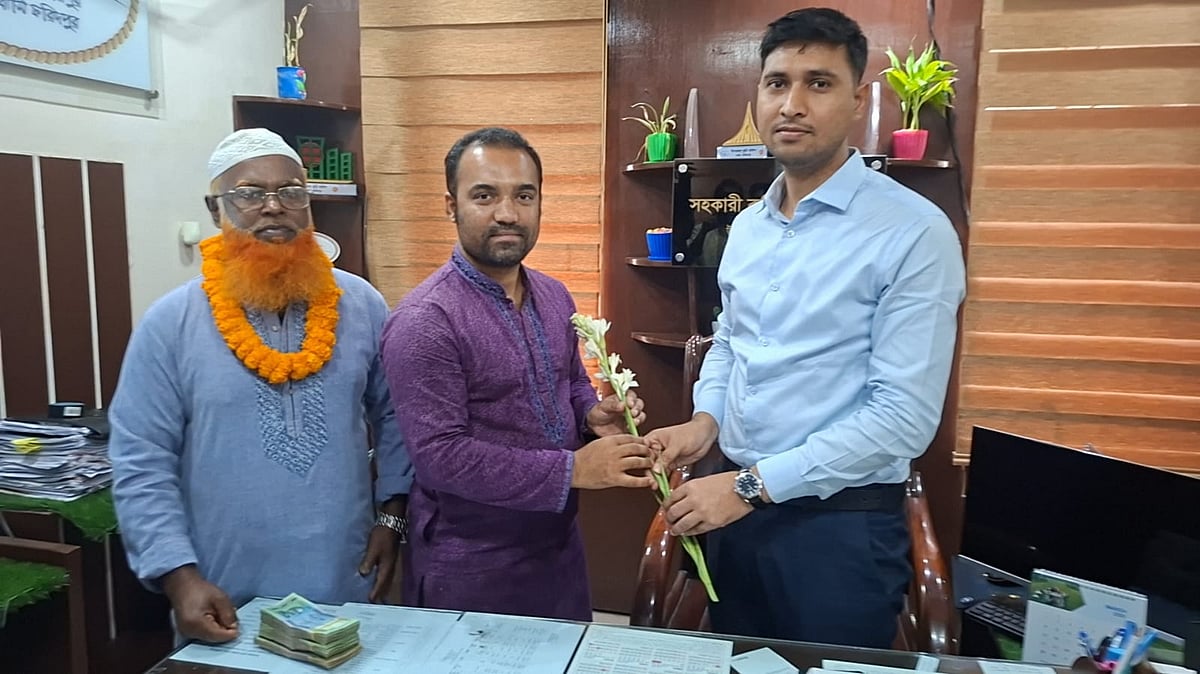 ফরিদপুরে ভাঙ্গার সহকারী কমিশনারের (ভূমি) কার্যালয়ে চায়ের দোকানে ফেলে যাওয়া টাকা মালিকের কাছে ফেরত দেওয়া হয়। মঙ্গলবার বেলা ১১টার দিকে