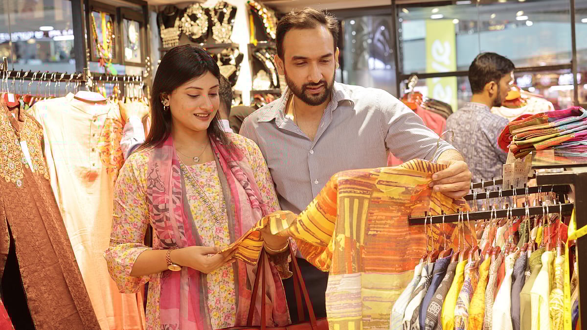 ময়লা হাতে নতুন পোশাক ধরা উচিত নয়