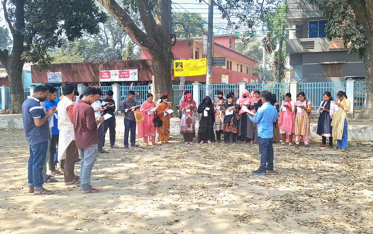 পরীক্ষা শেষে বহুনির্বাচনী প্রশ্নের উত্তর বলে দিচ্ছেন একজন। বাকিরা নিজেদের উত্তরপত্রের সঙ্গে তা মিলিয়ে নিচ্ছেন। রোববার দুপুর সাড়ে ১২টার দিকে ঠাকুরগাঁও শহরের সরকারি বালক উচ্চবিদ্যালয়ের বড় মাঠে