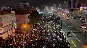 সর্বোচ্চ নেতাকে হত্যার প্রতিশোধ নেওয়ার দাবি জানাচ্ছে ইরানিরা