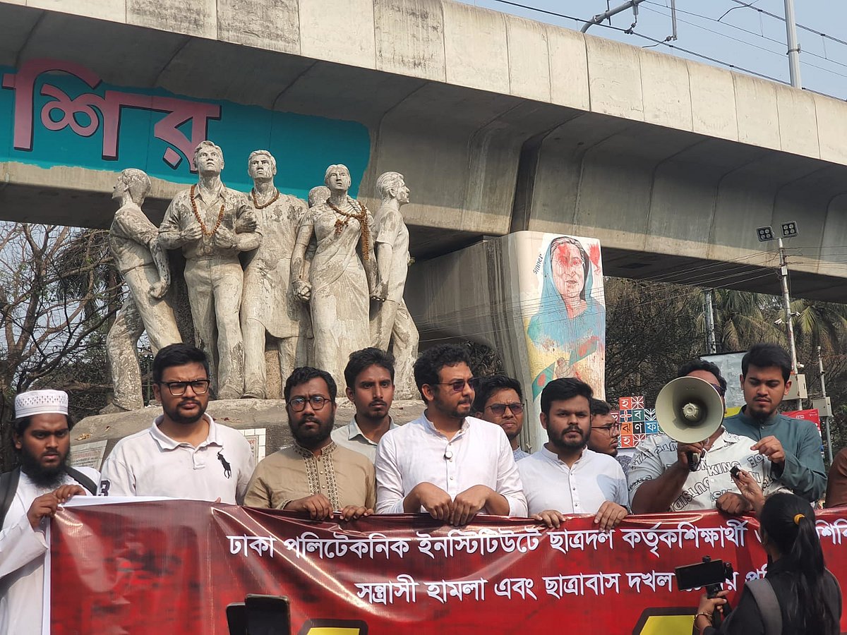 রাজু ভাস্কর্যের পাদদেশে সংক্ষিপ্ত সমাবেশ করে ছাত্রশিবিরের ঢাকা বিশ্ববিদ্যালয় শাখা