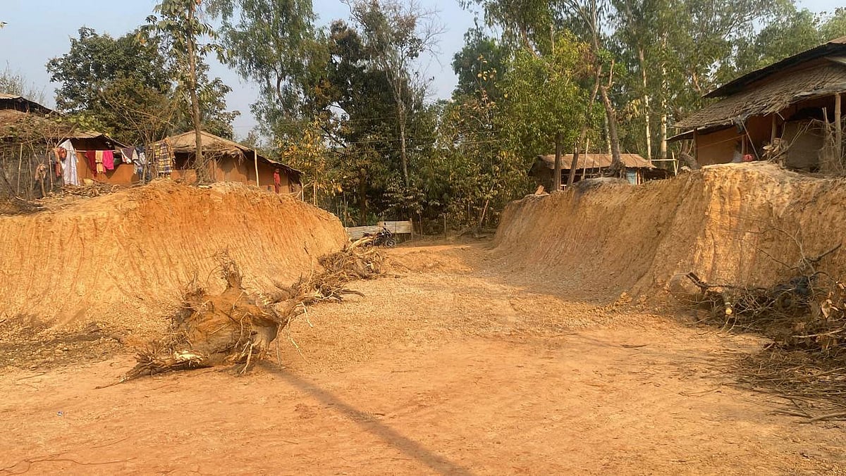 পাহাড় কেটে সমতল করে ফেলা হয়েছে। গত ২৪ ফেব্রুয়ারি বিকেলে কক্সবাজারের পেকুয়া উপজেলার টৈটং ইউনিয়নের জালিয়ারচাং এলাকায়