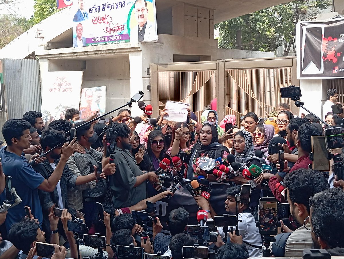 মানববন্ধন করেছে ‘জাস্টিস ফর ইকরা’ নামের একটি প্ল্যাটফর্ম