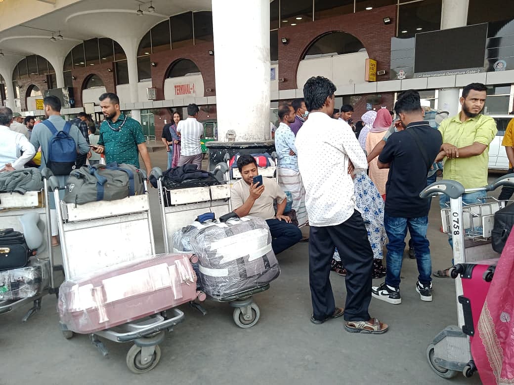 ফ্লাইট বাতিলের কারণে চরম ভোগান্তিতে পড়েছেন মধ্যপ্রাচ্যগামী যাত্রীরা। হজরত শাহজালাল আন্তর্জাতিক বিমানবন্দর, ঢাকা। ৪ মার্চ