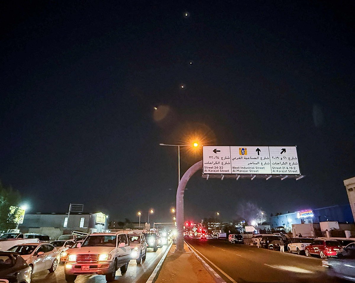 আল-উদেইদ ঘাঁটিতে ইরানের সশস্ত্র বাহিনীর হামলার পর তা ঠেকাতে পাল্টা ইন্টারসেপ্টর ক্ষেপণাস্ত্র ছোড়া হয়। কাতারের দোহা থেকে দৃশ্যটি এভাবেই দেখা যায়