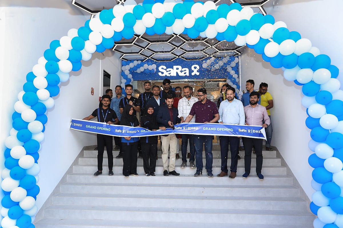 সারা লাইফস্টাইলের ১৬তম আউটলেট উদ্বোধনের সময় উপস্থিত ছিলেন ব্র্যান্ডটির ডিজিএম ও হেড অব অপারেশন্স শাকিব আহসান, হেড অব ব্র্যান্ড অ্যান্ড কমিউনিকেশন্স ফারাজ হোসেন রুম্মানসহ স্থানীয় ক্রেতা ও ফ্যাশনপ্রেমীরা