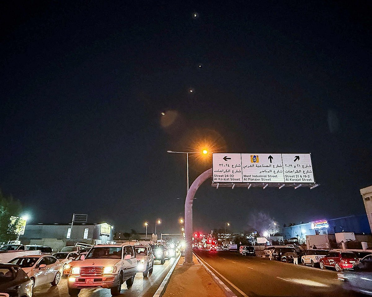 আল-উদেইদ ঘাঁটিতে ইরানের সশস্ত্র বাহিনীর হামলার পর তা ঠেকাতে পাল্টা ইন্টারসেপ্টর ক্ষেপণাস্ত্র ছোড়া হয়। কাতারের দোহা থেকে দৃশ্যটি এভাবেই দেখা যায়