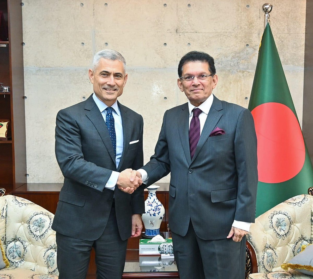 পররাষ্ট্রমন্ত্রী খলিলুর রহমানের সঙ্গে যুক্তরাষ্ট্রের দক্ষিণ ও মধ্য এশিয়াবিষয়ক সহকারী পররাষ্ট্রমন্ত্রী পল কাপুর। আজ বুধবার বিকেলে পররাষ্ট্র মন্ত্রণালয়ে