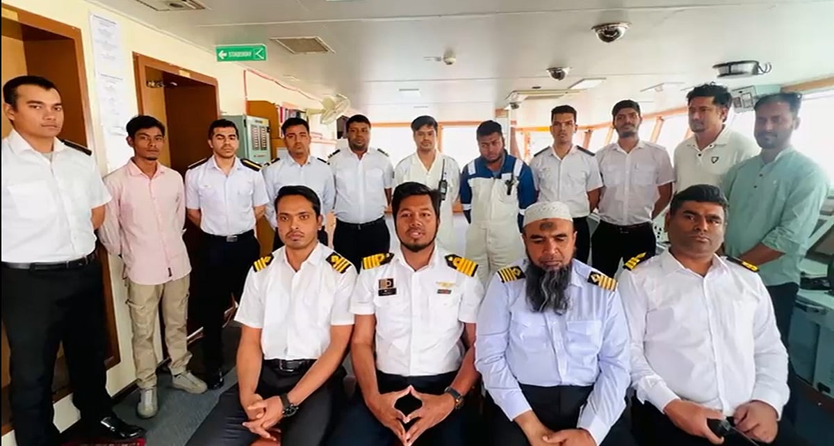 সংযুক্ত আরব আমিরাতের জেবেল আলী বন্দরে অবস্থানরত বাংলাদেশ শিপিং করপোরেশনের জাহাজ ‘এমভি বাংলার জয়যাত্রার’ নাবিকেরা