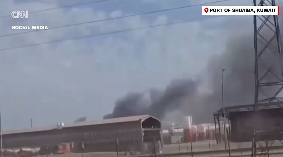 কুয়েতের শুয়াইবা বন্দরে থাকা অস্থায়ী মার্কিন অপারেশন সেন্টারে ইরানের হামলার পর কালো ধোঁয়া উড়তে দেখা যায়। এই হামলায় ছয় মার্কিন সেনাসদস্য নিহত হন