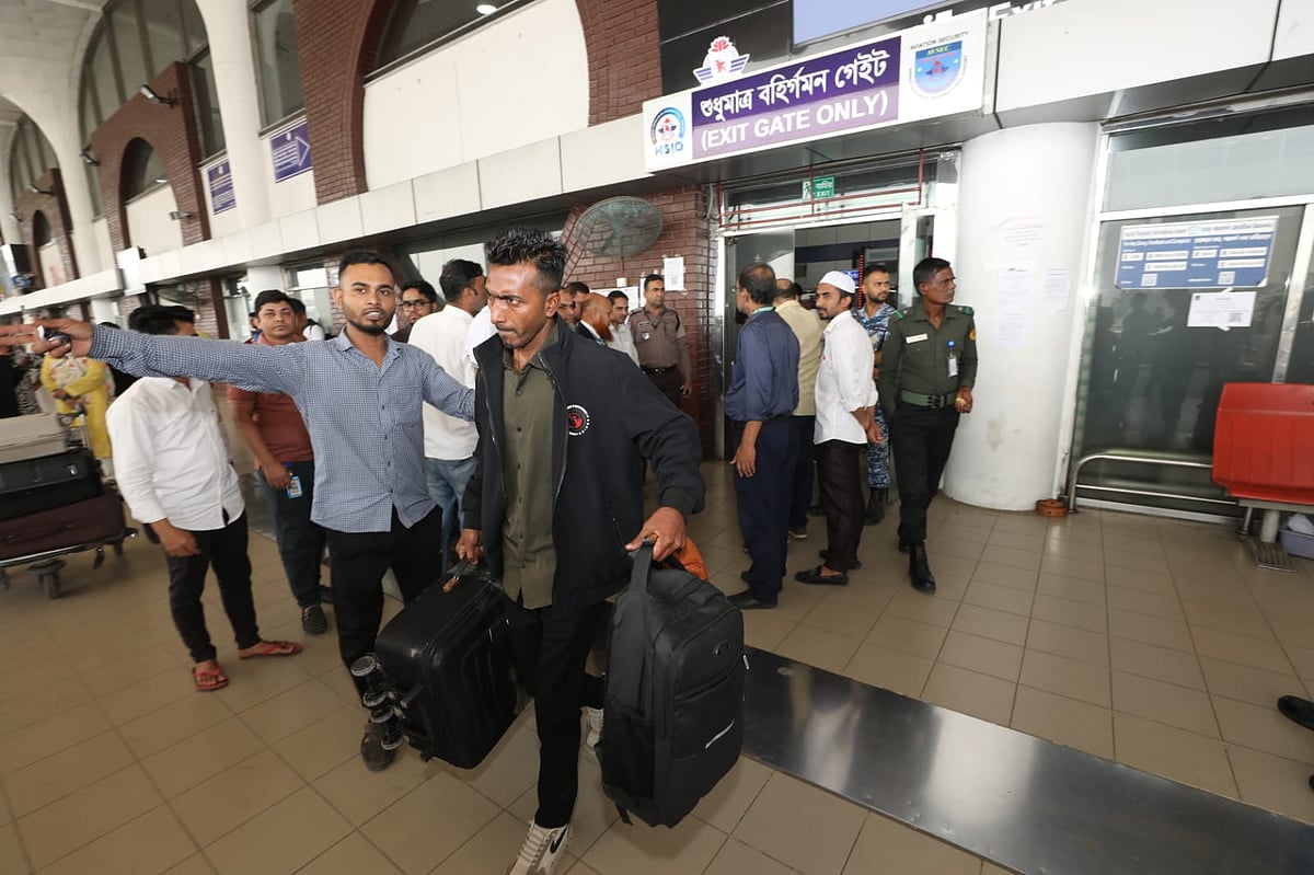 ফ্লাইট বাতিল হওয়ায় বিমানবন্দর থেকে ফেরত যাচ্ছেন যাত্রী। আজ বুধবার ঢাকার হজরত শাহজালাল আন্তর্জাতিক বিমানবন্দরে