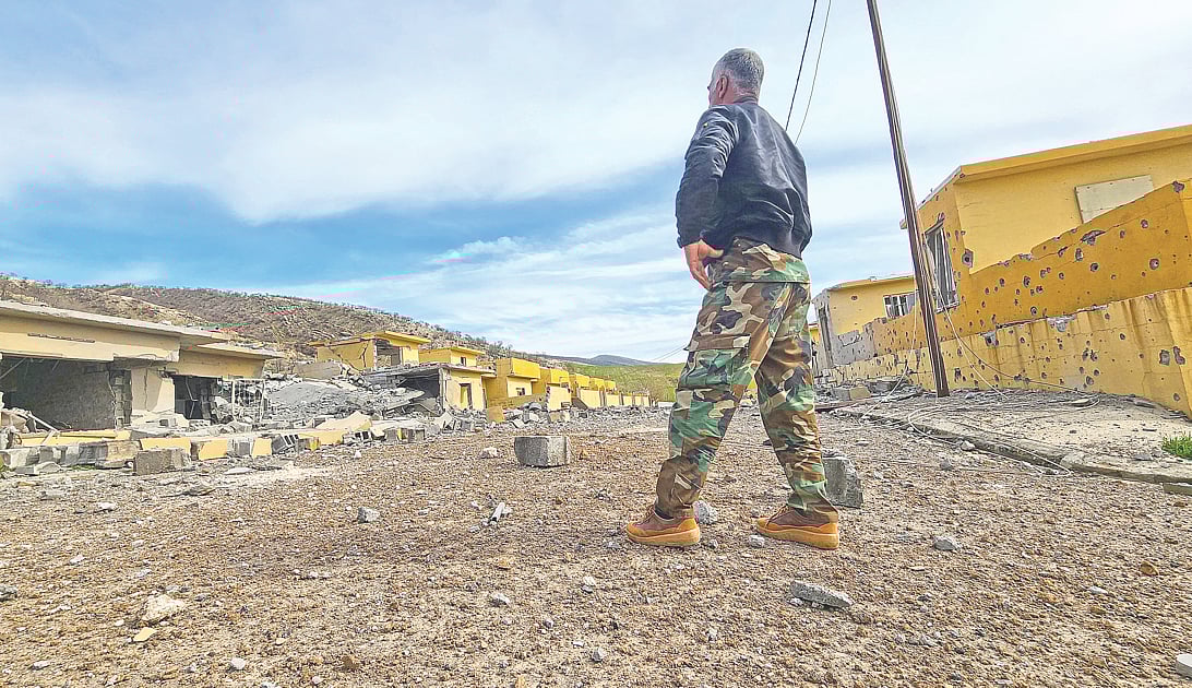 ইরানের ড্রোন হামলায় ক্ষতিগ্রস্ত কুর্দিদের একটি অস্ত্রাগার। গতকাল ইরাকের ডেকালায়