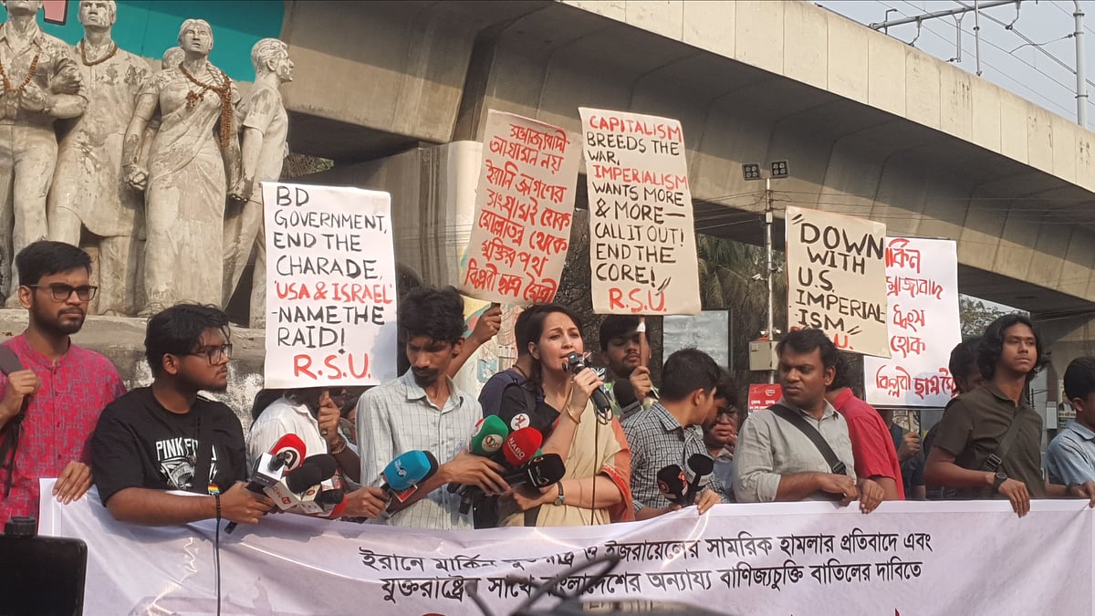 যুক্তরাষ্ট্রের সঙ্গে বাণিজ্যচুক্তি বাতিলের দাবিতে ও ইরানে হামলার প্রতিবাদে ঢাকা বিশ্ববিদ্যালয়ের রাজু ভাস্কর্যের পাদদেশে বিক্ষোভ সমাবেশ করেছে গণতান্ত্রিক ছাত্র জোট। সমাবেশে বক্তব্য দেন লেখক ও গবেষক মাহা মির্জা। ৪ মার্চ ২০২৬