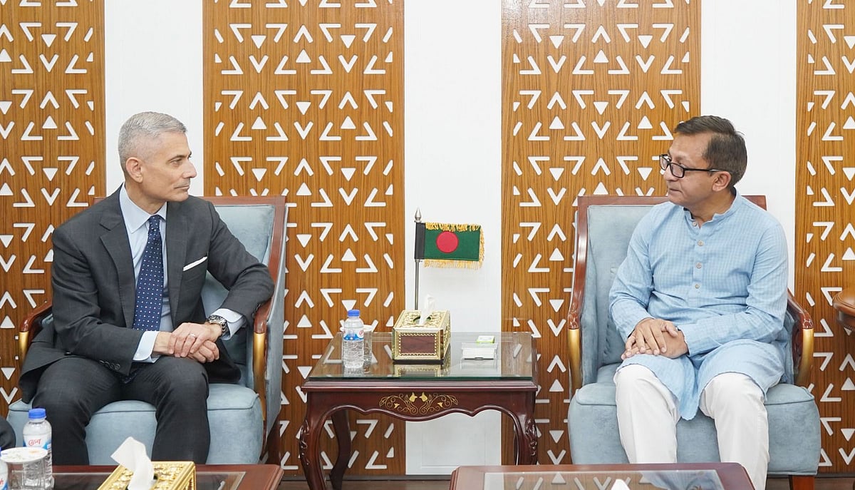 আজ বুধবার সকালে সফররত যুক্তরাষ্ট্রের দক্ষিণ ও মধ্য এশিয়াবিষয়ক মার্কিন সহকারী পররাষ্ট্রমন্ত্রী পল কাপুরের সঙ্গে বৈঠক করেন বাণিজ্যমন্ত্রী খন্দকার আবদুল মুক্তাদির