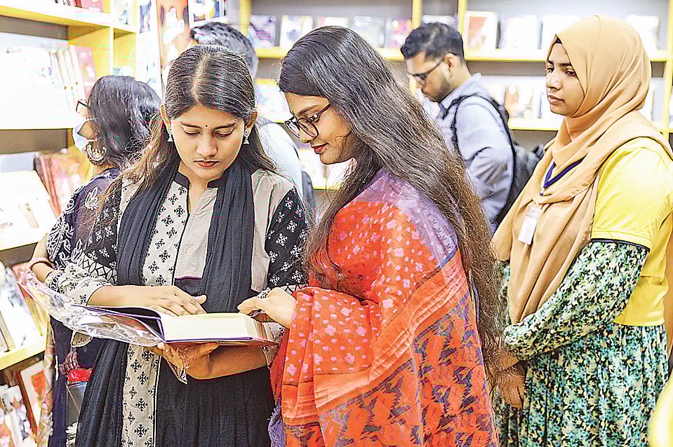 বইমেলায় পছন্দের বই দেখছেন পাঠকেরা। গতকাল সন্ধ্যায় সোহরাওয়ার্দী উদ্যানে।