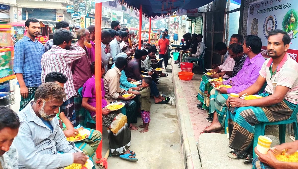 জামালপুর শহরের শহীদ হিরু সড়ক মোড় এলাকায় প্রতিদিন ইফতারি বিতরণ করা হয়। রমজান মাসজুড়েই এ কার্যক্রম চলবে