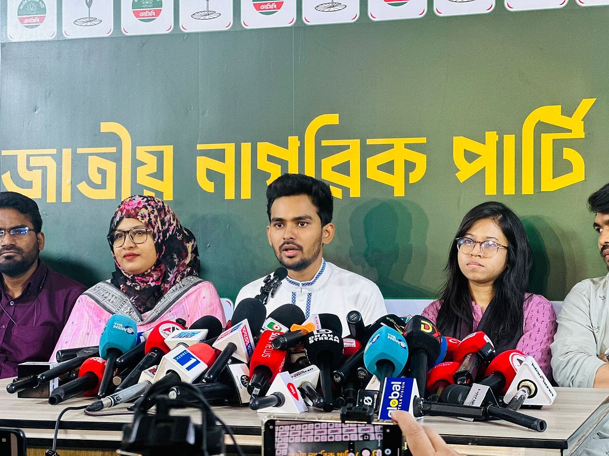 সংবাদ সম্মেলনে আসিফ মাহমুদ সজীব ভুঁইয়া। আজ বুধবার সন্ধ্যায় রাজধানীর বাংলামোটরে জাতীয় নাগরিক পার্টির (এনসিপি) কেন্দ্রীয় কার্যালয়ে