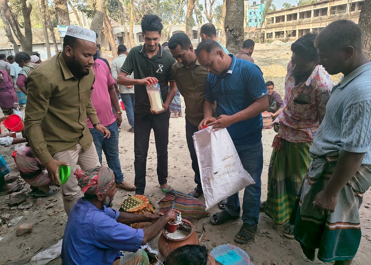 শেরপুরের শ্রীবরদী উপজেলার ঝগড়ারচর উচ্চবিদ্যালয়ের মাঠে সপ্তাহে দুই দিন বসে মহিষের টক দইয়ের হাট