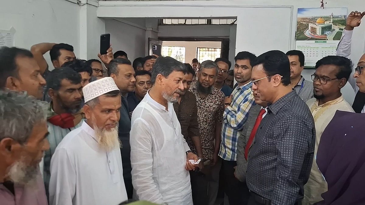 ২৫০ শয্যাবিশিষ্ট মাদারীপুর জেলা হাসপাতাল হঠাৎ পরিদর্শন করেন মাদারীপুর-২ আসনের সংসদ সদস্য মো. জাহান্দার আলী। বুধবার সকালে