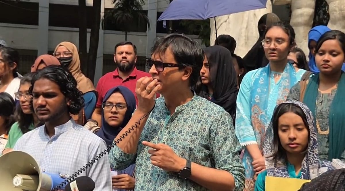 ঢাকা বিশ্ববিদ্যালয়ের উইমেন অ্যান্ড জেন্ডার স্টাডিজ বিভাগের শিক্ষার্থীদের আয়োজনে প্রতিবাদী সমাবেশ। আজ বুধবার দুপুরে বিশ্ববিদ্যালয়ের অপরাজেয় বাংলার পাদদেশে