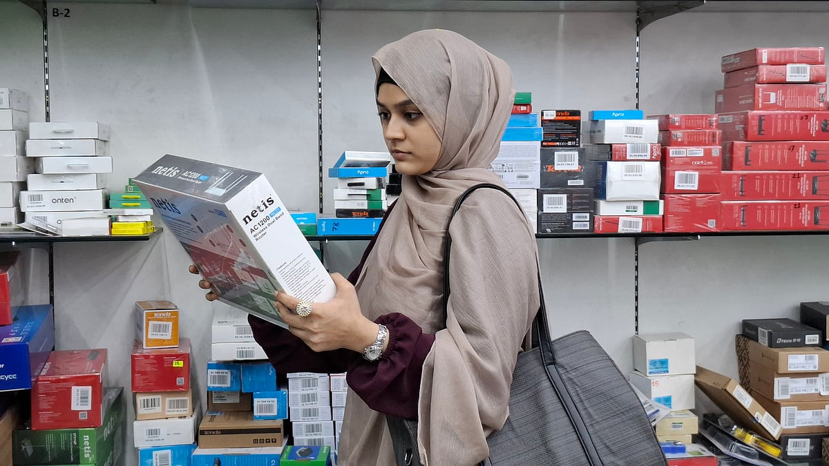 একজন ক্রেতা দোকানে এসে কম্পিউটার পণ্য দেখছেন। গতকাল বুধবার রাজধানীর কামাল আতাতুর্ক অ্যাভিনিউয়ে রায়ন্স কম্পিউটার্স, বনানী শাখায়