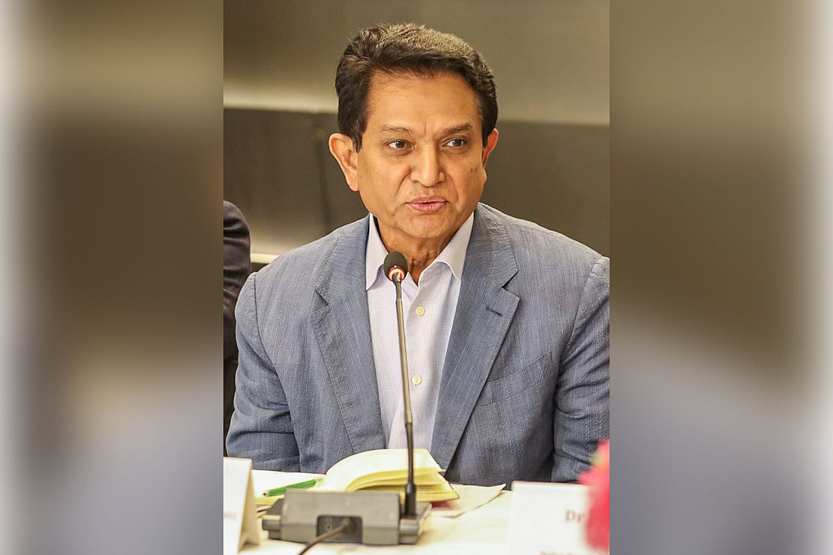 আজ মহাখালীতে ব্র্যাক সেন্টার ইনে সিপিডির আয়োজনে ‘বাংলাদেশের উন্নয়ন: স্বল্প ও মধ্য মেয়াদে নতুন সরকারের অগ্রাধিকার’ শীর্ষক সংলাপে গোলটেবিল বৈঠকে বক্তব্য দিচ্ছেন বাংলাদেশ চেম্বার অব ইন্ডাস্ট্রিজের (বিসিআই) সাবেক সভাপতি ও হা-মীম গ্রুপের ব্যবস্থাপনা পরিচালক (এমডি) এ কে আজাদ