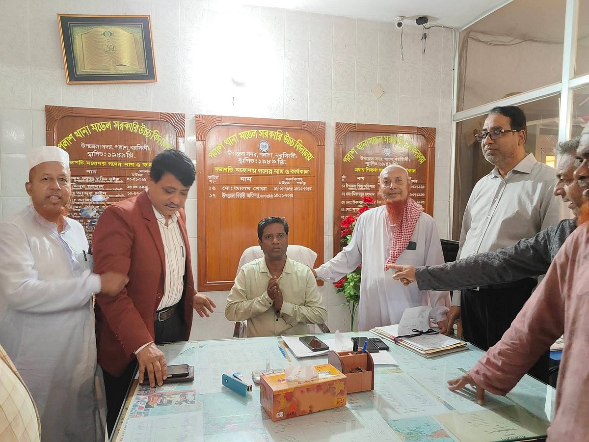 নরসিংদীর পলাশে ‘মব’ সৃষ্টি করে সরিয়ে দেওয়ার ১৮ মাস পর আবার দায়িত্ব গ্রহণ করেছেন পলাশ থানা মডেল সরকারি উচ্চবিদ্যালয়ে প্রধান শিক্ষক বরুণ চন্দ্র দাস