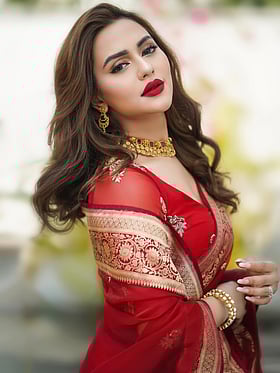 লাল শাড়িতে একটু সাজলাম: নুসরাত ফারিয়ার 'সাফিয়া সাথী' লুক