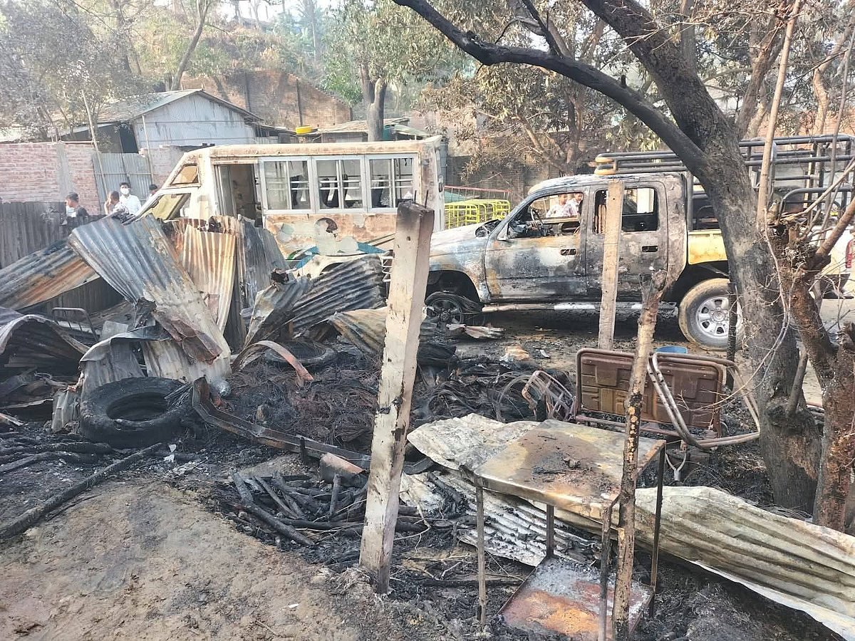 বিস্ফোরণের পর আগুনে পুড়ে যাওয়া গাড়ির গ্যারেজ
