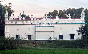 গম্বুজবিহীন সাদা মসজিদটিতে কেন দূরদূরান্ত থেকে ছুটে আসেন মুসল্লিরা