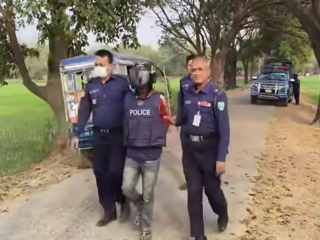 সুনামগঞ্জে ধর্ষণের অভিযোগে গ্রেপ্তার একজনকে নিয়ে যাচ্ছে পুলিশ। আজ বৃহস্পতিবার সকালে সুনামগঞ্জ পৌর এলাকায়