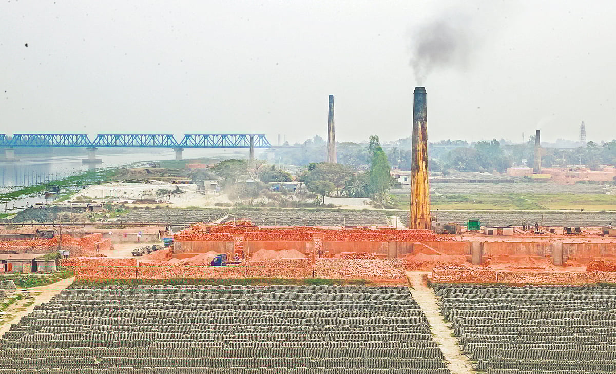 নদীর পাড় ঘেঁষে বানানো হয়েছে ইটভাটা। গত ২৪ ফেব্রুয়ারি দ্বিতীয় ধলেশ্বরী সেতুসংলগ্ন এলাকায়