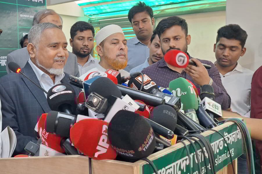 রাজধানীর মগবাজারে জামায়াতের কেন্দ্রীয় কার্যালয়ে বিদ্যমান সার্বিক পরিস্থিতি নিয়ে সংবাদ সম্মেলন করে জামায়াত। আজ বৃহস্পতিবার দুপুরে