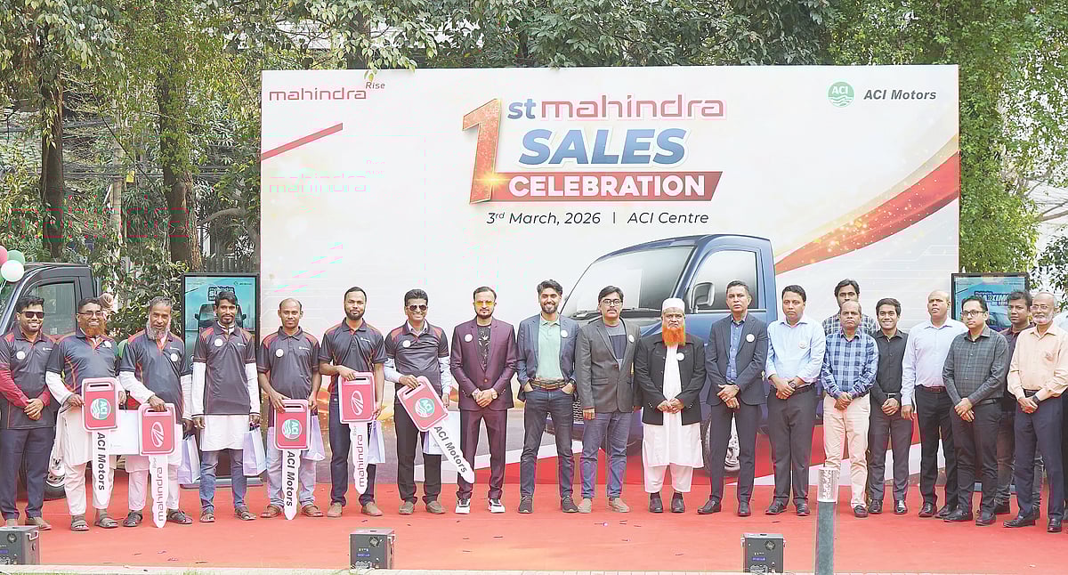 অটোমোবাইল ব্র্যান্ড মাহিন্দ্রা অ্যান্ড মাহিন্দ্রার দুটি মিনি পিকআপ মডেলের প্রথম গ্রাহকের কাছে চাবি হস্তান্তর উপলক্ষে আয়োজিত অনুষ্ঠানে এসিআই মোটরসের ব্যবস্থাপনা পরিচালক (এমডি) সুব্রত রঞ্জন দাসসহ ঊর্ধ্বতন কর্মকর্তারা। গত মঙ্গলবার রাজধানীর এসিআই সেন্টারে