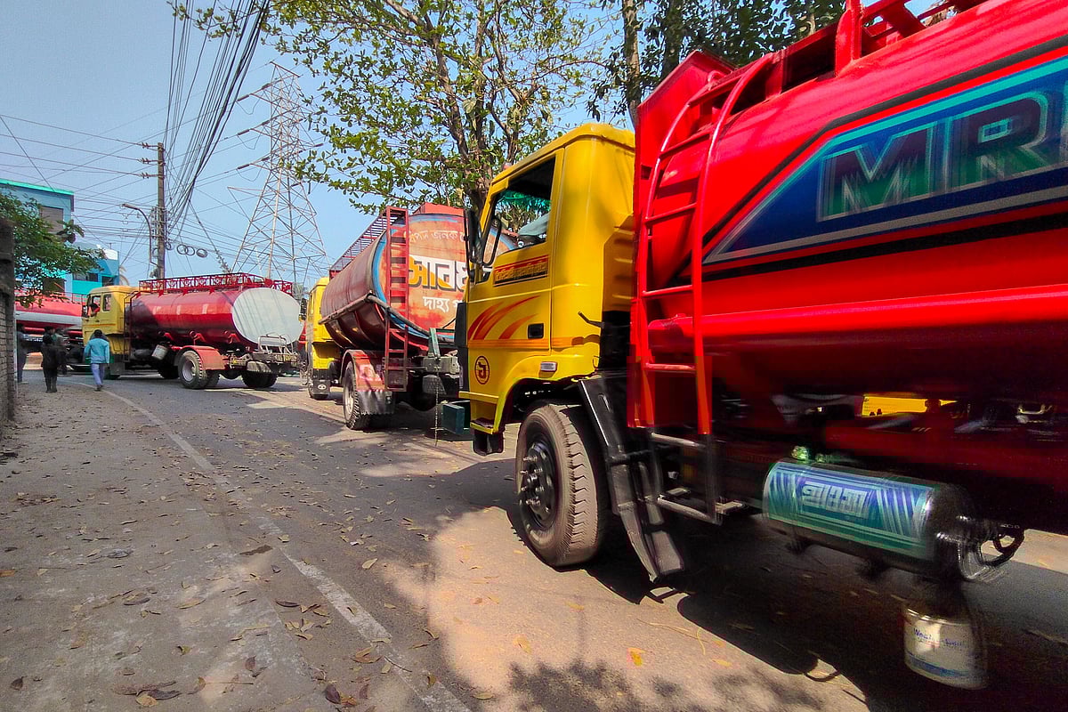 ইরান ও যুক্তরাষ্ট্রের মধ্যে চলমান যুদ্ধ পরিস্থিতির কারণে ভবিষ্যতে বিশ্ববাজারে জ্বালানি তেলের সংকট দেখা দিতে পারে, এমন আশঙ্কায় খুলনার তেলের ডিপোগুলোতে তেল উত্তোলনের হিড়িক পড়েছে। গত ৪৮ ঘণ্টা ধরে নগরীর খালিশপুর এলাকায় অবস্থিত পদ্মা, মেঘনা ও যমুনা অয়েল কোম্পানির ডিপোগুলোতে কয়েক গুণ বেশি ট্যাংক লরির উপস্থিতি দেখা গেছে। কাশীপুর, খুলনা, ৫ মার্চ