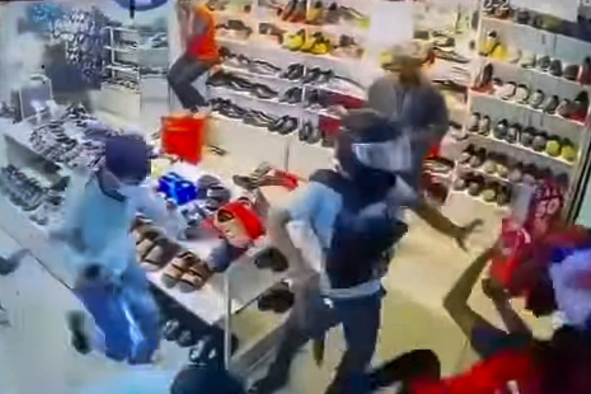 প্রাণ বাঁচাতে একটি শোরুমে ঢুকলে সেখানেই শ্রমিক দল নেতা মাসুম বিল্লাহকে কুপিয়ে ও গুলি করে হত্যা করা হয়। বুধবার রাতে খুলনা নগরের ডাকবাংলো মোড় এলাকায়