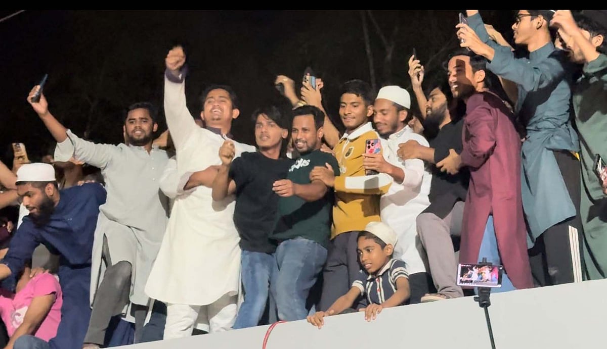 সিলেটে হজরত শাহজালাল (রহ.)-এর দরগাহে জাতীয় নাগরিক পার্টির (এনসিপি) উত্তরাঞ্চলের মুখ্য সমন্বয়ক সারজিস আলমের স্লোগান দেওয়ার একটি ভিডিও সামাজিক যোগাযোগমাধ্যম ফেসবুকে ছড়িয়ে পড়েছে। গতকাল বুধবার রাতে