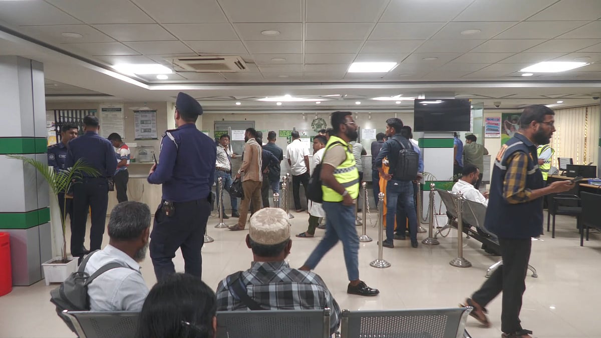 লকার থেকে স্বর্ণালংকার গায়েব হওয়ার অভিযোগ পেয়ে তদন্তে নেমেছে আইনশৃঙ্খলা বাহিনী ও ব্যাংক কর্তৃপক্ষ। বৃহস্পতিবার দুপুরে বাগেরতাট শহরের খানজাহান আলী সড়কে পূবালী ব্যাংকের শাখায়