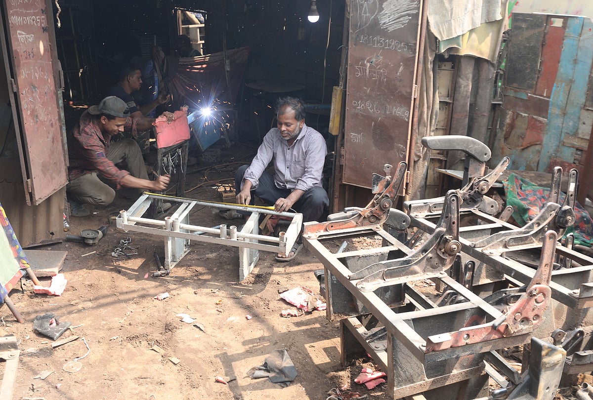 ঈদযাত্রার আগে লক্কড়ঝক্কড় বাসে নতুন রং