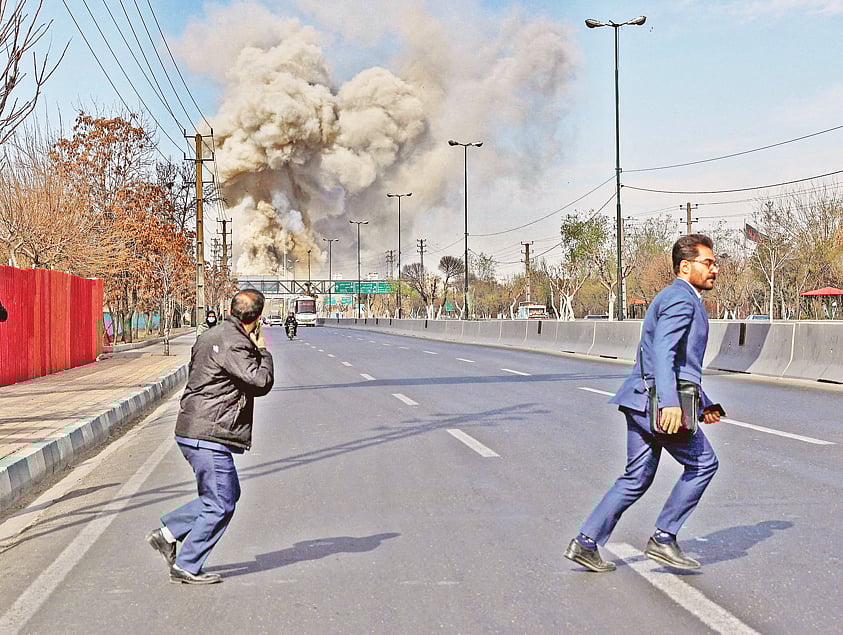 কিছুটা দূরেই হয়েছে হামলা। বিকট বিস্ফোরণের পর উঠছে ধোঁয়ার কুণ্ডলী। ক্ষয়ক্ষতির আশঙ্কায় ছুটছেন আতঙ্কিত মানুষজন। গতকাল ইরানের রাজধানী তেহরানে