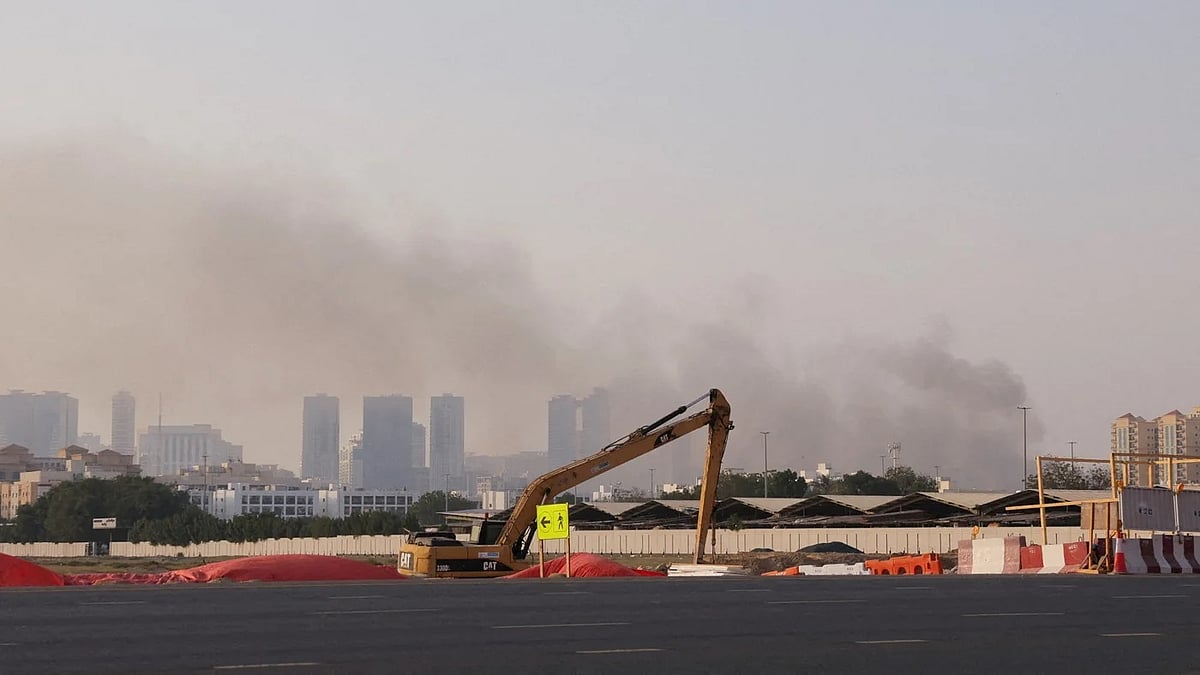 সংযুক্ত আরব আমিরাতের শারজায় হামলার পর ধোঁয়া উড়তে দেখা যাচ্ছে। ১ মার্চ ২০২৬, শারজা