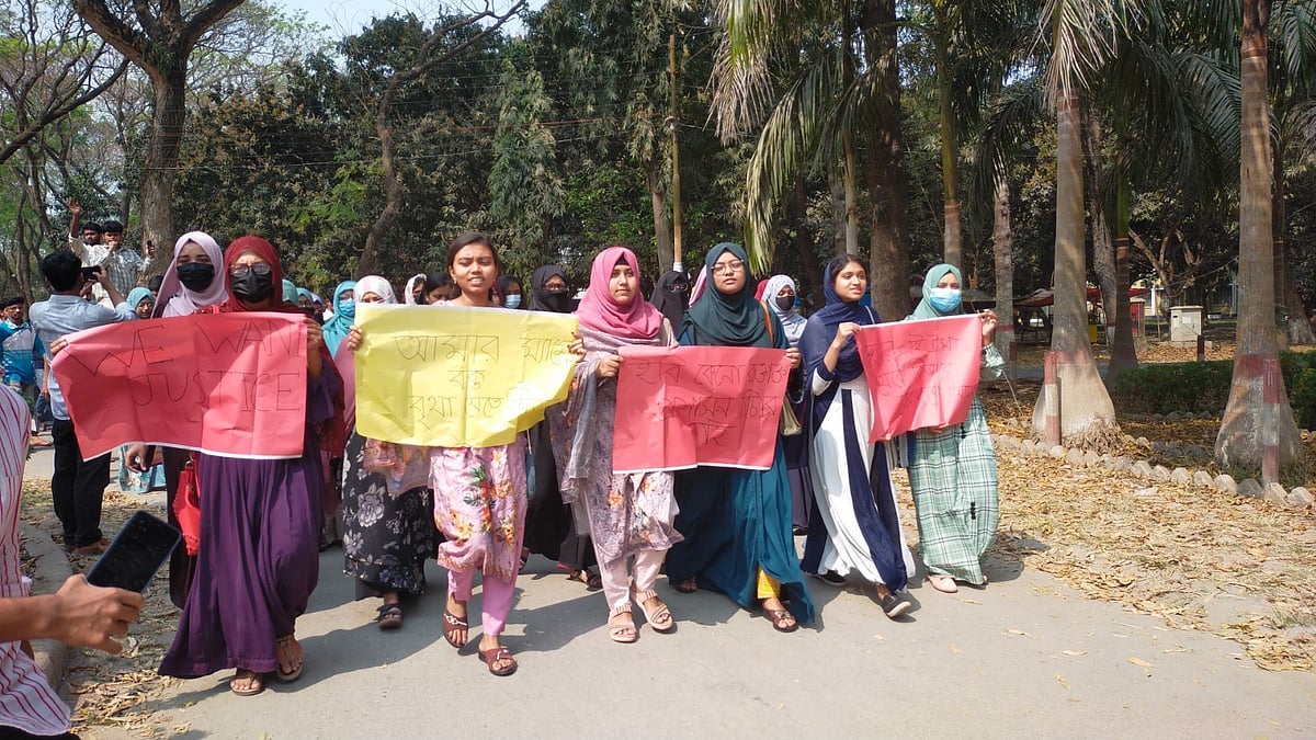 কুষ্টিয়ার ইসলামী বিশ্ববিদ্যালয়ের শিক্ষক আসমা সাদিয়াকে হত্যার ঘটনার প্রতিবাদে শিক্ষার্থীরা আজ বৃহস্পতিবার সকালে ক্যাম্পাসে বিক্ষোভ মিছিল করেন