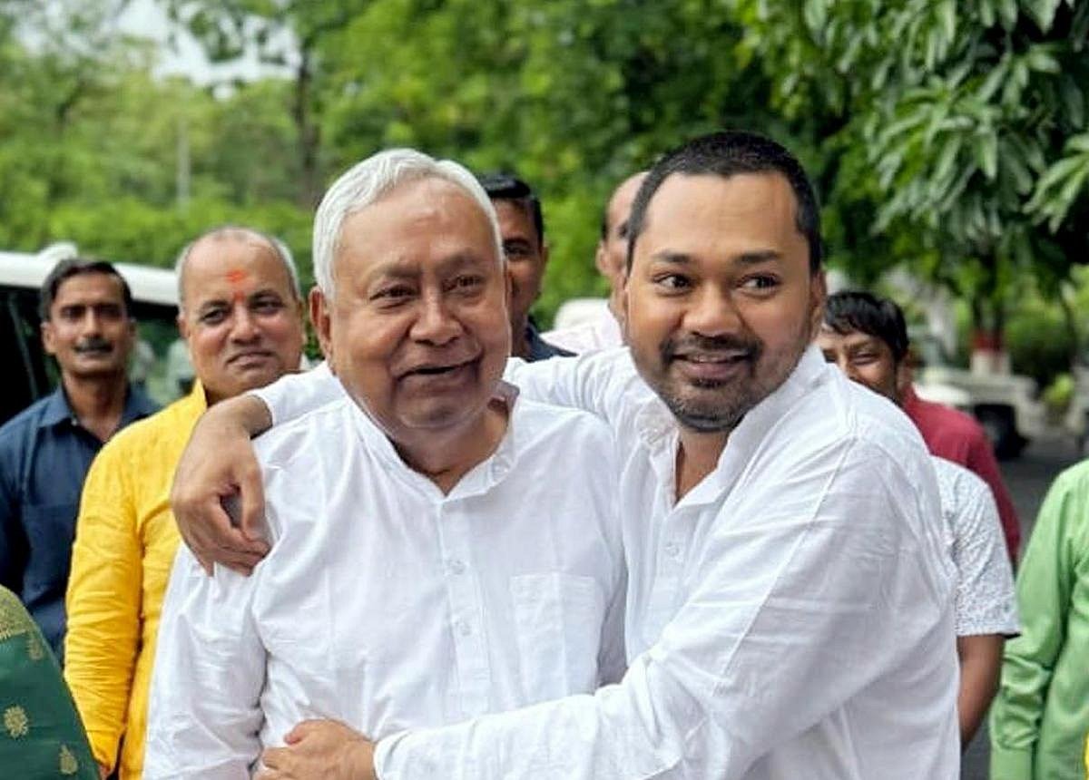 ছেলে নিশান্ত কুমারের সঙ্গে বাবা নীতীশ কুমার