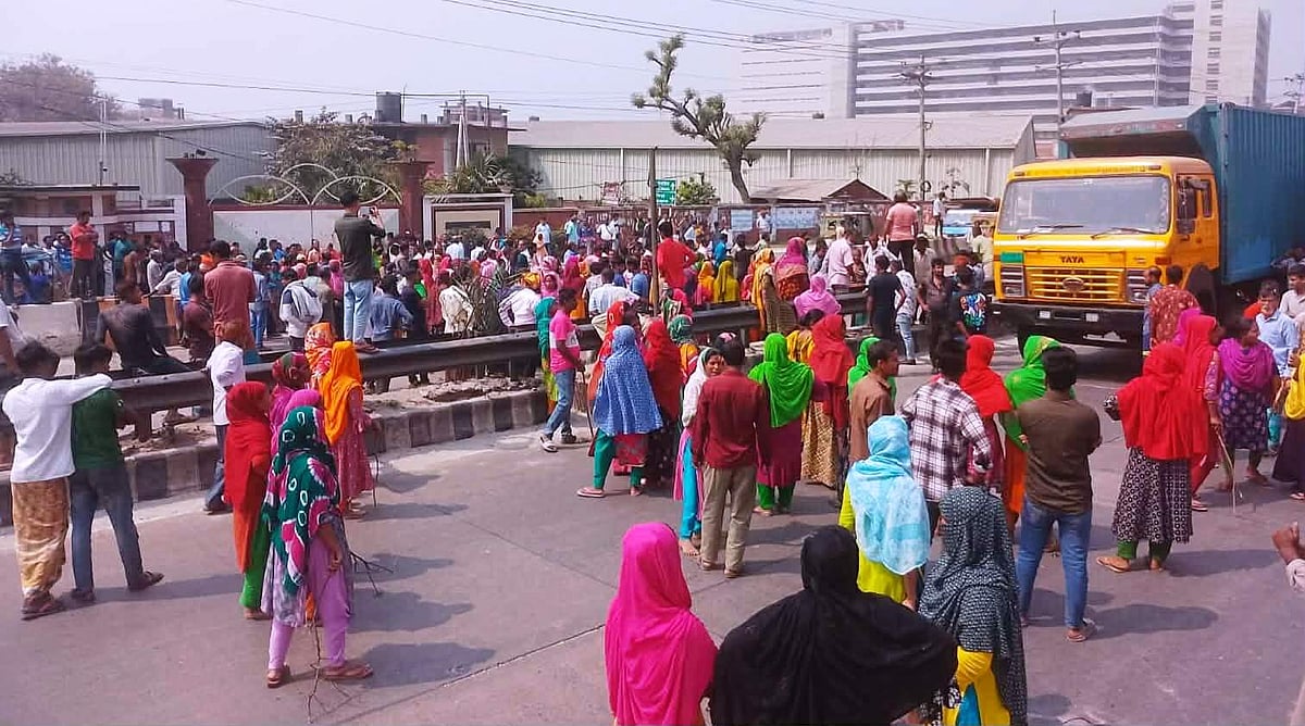 মির্জাপুরে গোড়াই শিল্পাঞ্চলের উত্তর স্পিনিং মিলসের শ্রমিকেরা আজ দুপুরে ঢাকা-টাঙ্গাইল মহাসড়ক অবরোধ করে রাখেন