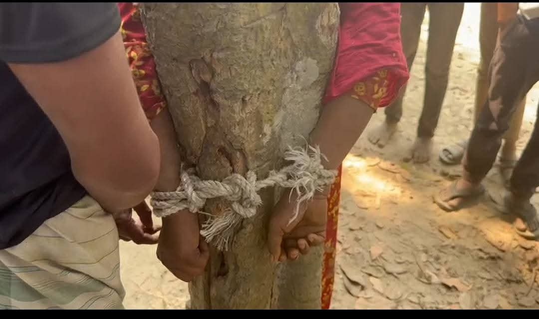 দুজনের চার হাত একসঙ্গে গাছে বেঁধে রাখা হয়েছে। বুধবার সকালে পাবনার ঈশ্বরদী উপজেলার সলিমপুরে