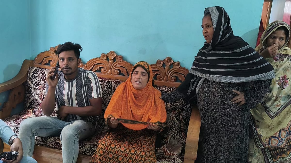 স্বামী ও সন্তানের মৃত্যুতে কান্নায় ভেঙে পড়েন স্ত্রী পারভীন আক্তার। আজ বৃহস্পতিবার দুপুরে ব্রাহ্মণবাড়িয়া জেলা শহরের মেড্ডা এলাকায়