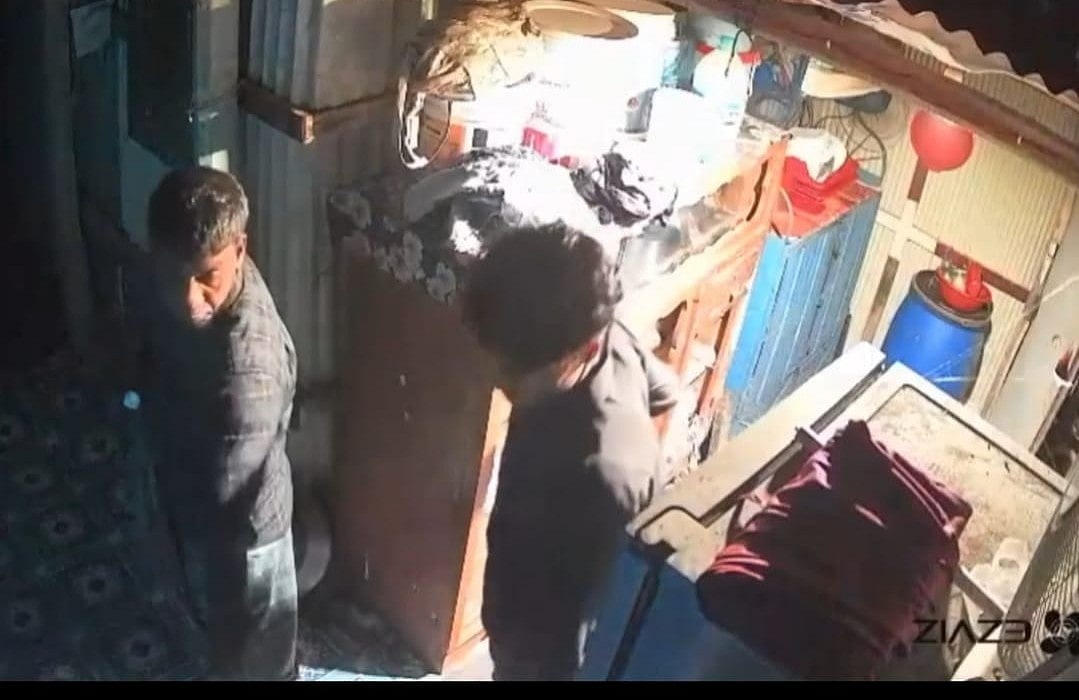 লক্ষ্মীপুরের সদর উপজেলার কুশাখালী ইউনিয়নের ৪ নম্বর ওয়ার্ডের একটি বাড়িতে চুরি করতে ঢোকেন কৃষক দল নেতা  সাহাব উদ্দিন(বামে)। এ ঘটনার ভিডিও ছড়িয়ে পড়লে তাঁকে দল থেকে বহিষ্কার করা হয়