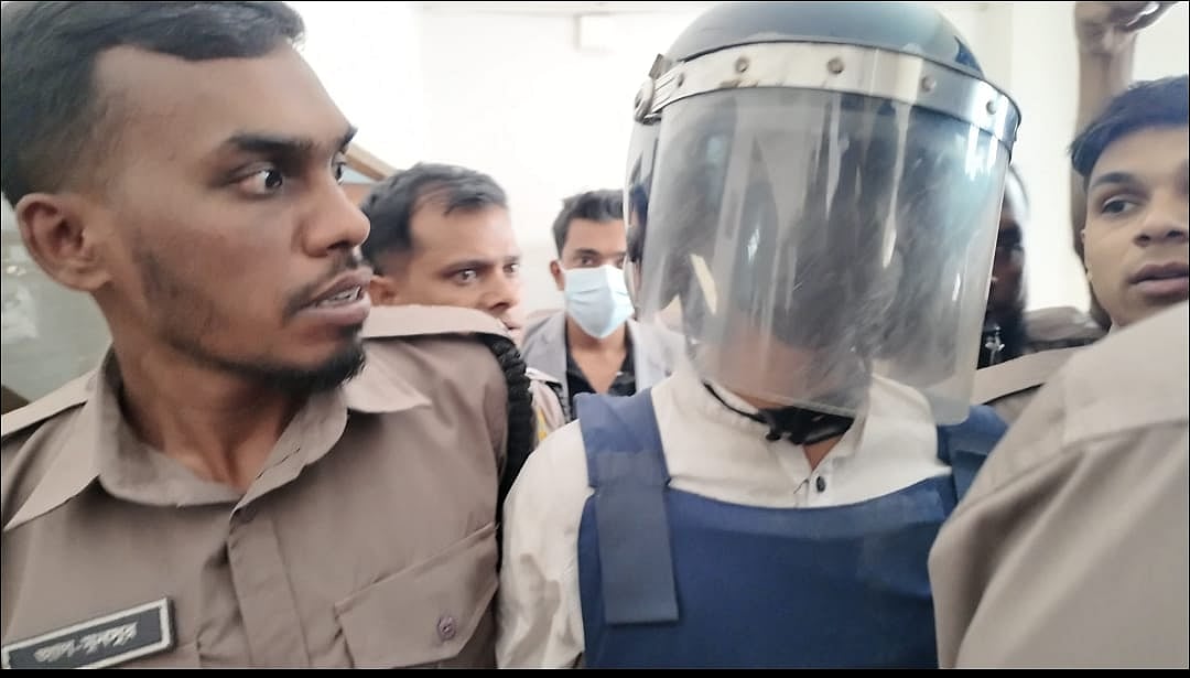 বৈষম্যবিরোধী ছাত্র আন্দোলনের সাবেক নেতা আবদুর রাজ্জাক বিন সোলাইমান ওরফে রিয়াদের বিরুদ্ধে করা হত্যাচেষ্টা মামলায় তাঁকে আদালতে হাজির করা হয়। ৫ মার্চ, ২০২৬