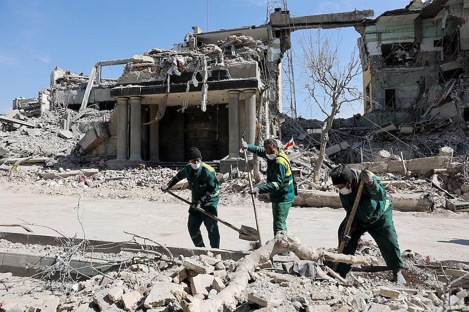 তেহরানে একটি থানায় হামলার পর রাস্তা থেকে ধ্বংসস্তূপ সরাচ্ছেন সাধারণ মানুষ। ৪ মার্চ, ২০২৬