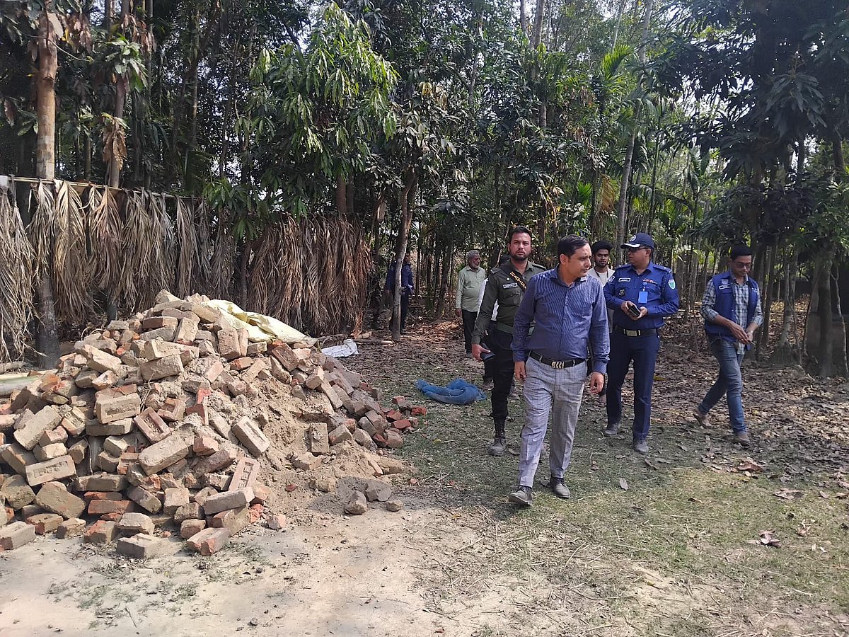 সিলেটের জকিগঞ্জের কসকনকপুরে লুট হওয়া ইট উদ্ধারে বৃহস্পতিবার দুপুরে টাস্কফোর্স অভিযান চালায়